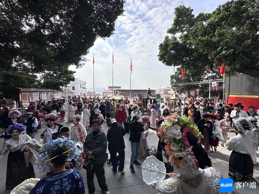 海南黎族苗族服饰可否如“簪花围”也火出圈？